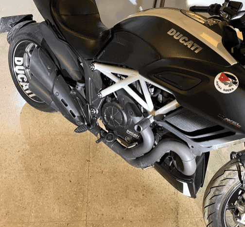 
								2014 Ducati Diavel Carbon full									
